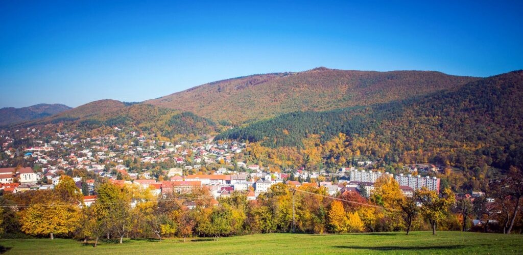 hladam menší stavebný pozemok v Novej Bani