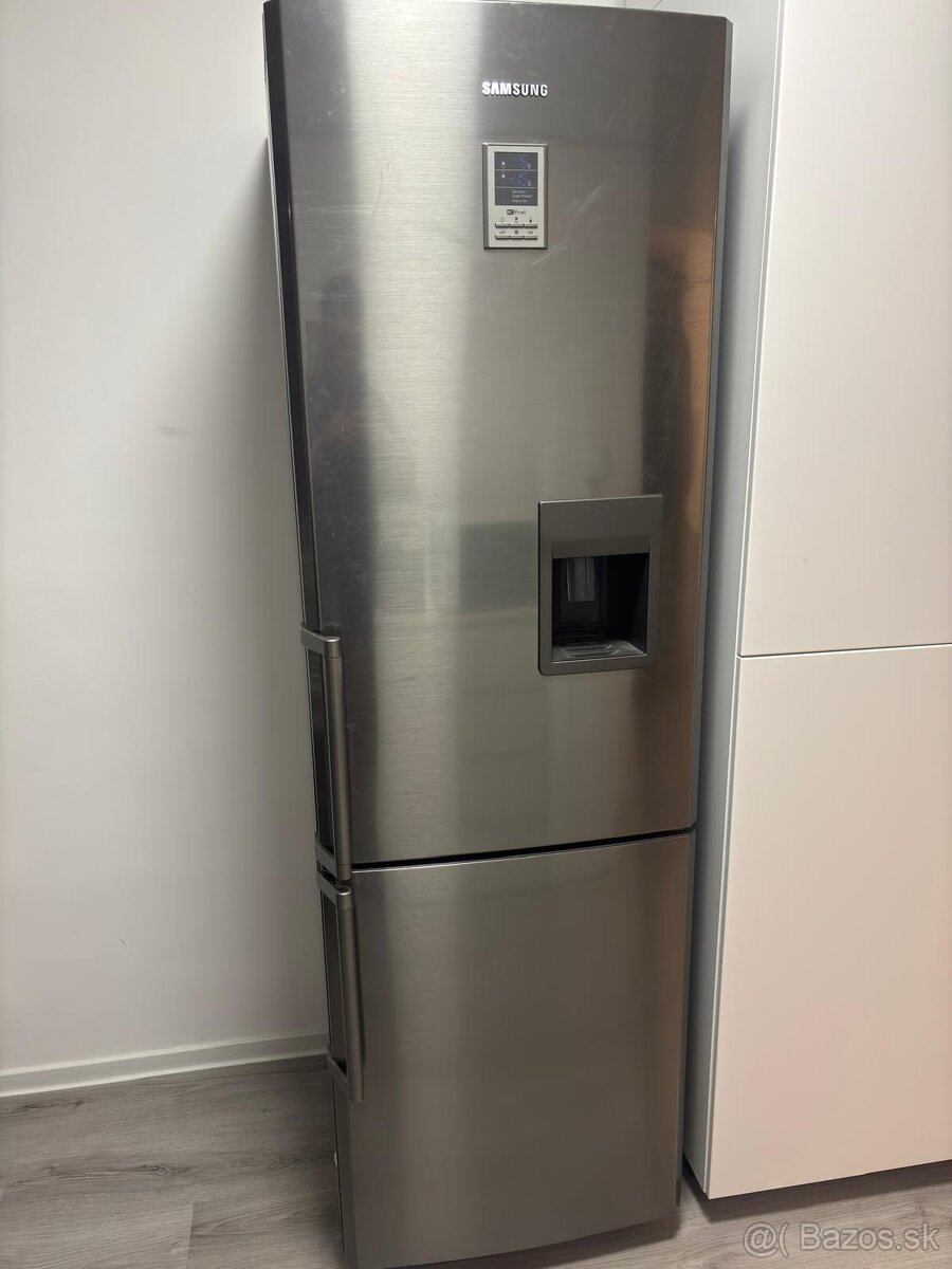 Chladnička Samsung s nádobou na studenú vodu