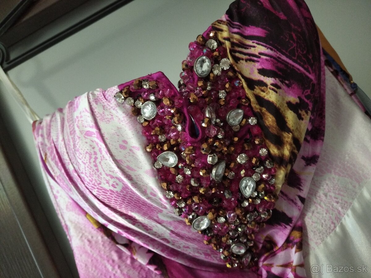 Saténové spoločenské šaty