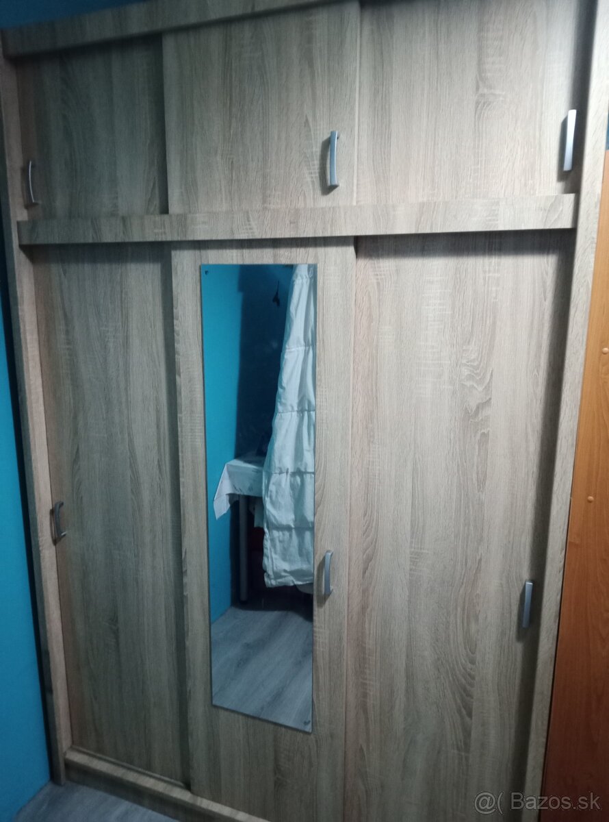 Predám šatníkovú skriňu (posuvné dvere)