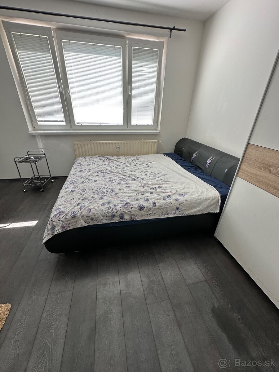 Izba na prenájom, Topoľčianska 7