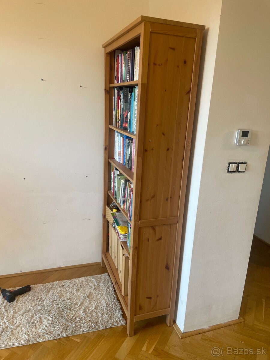 Hemnes knižnica ikea