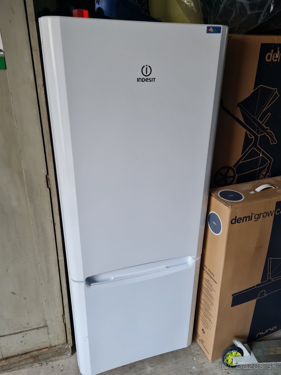 Chladnička s mrazničkou Indesit