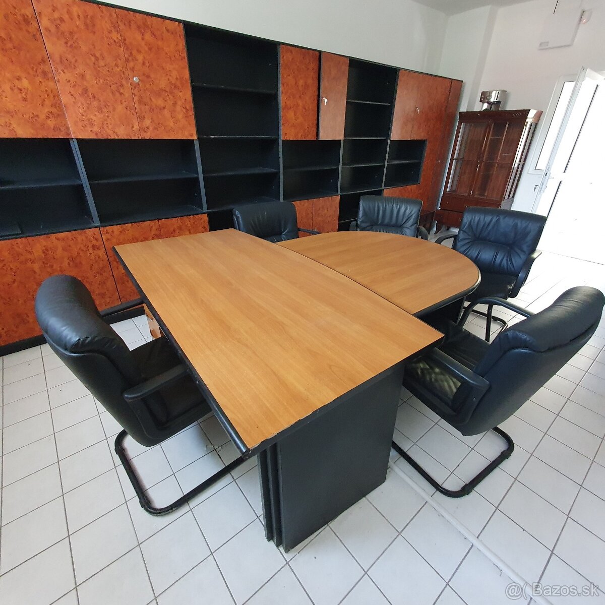 Predám kancelárske stoly a stoličky