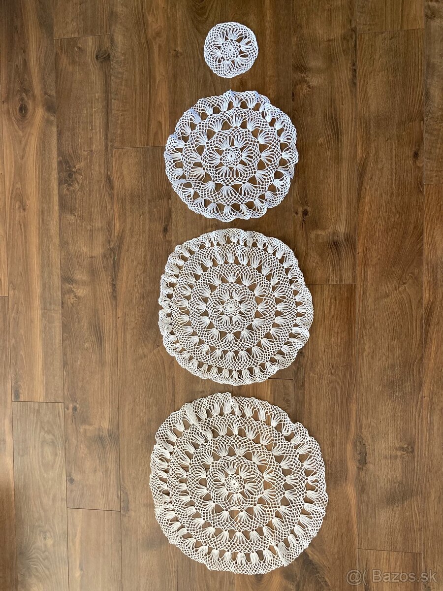 Set 4 háčkovaných obrusov