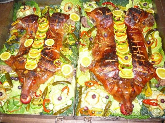 Chutné prasiatko pecene z oblohou