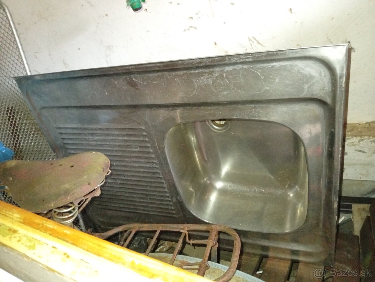 Nerezový drez s odkladom