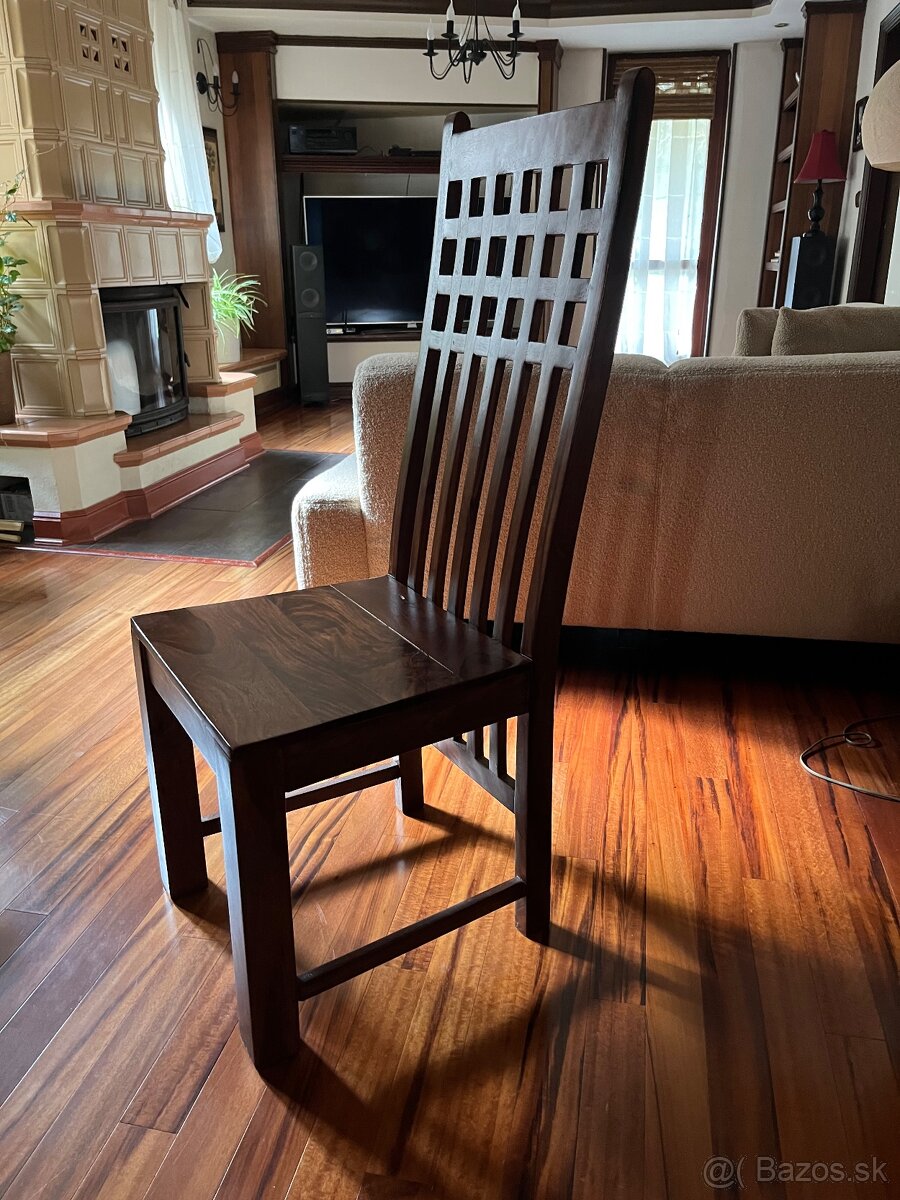 Masívne drevené stoličky