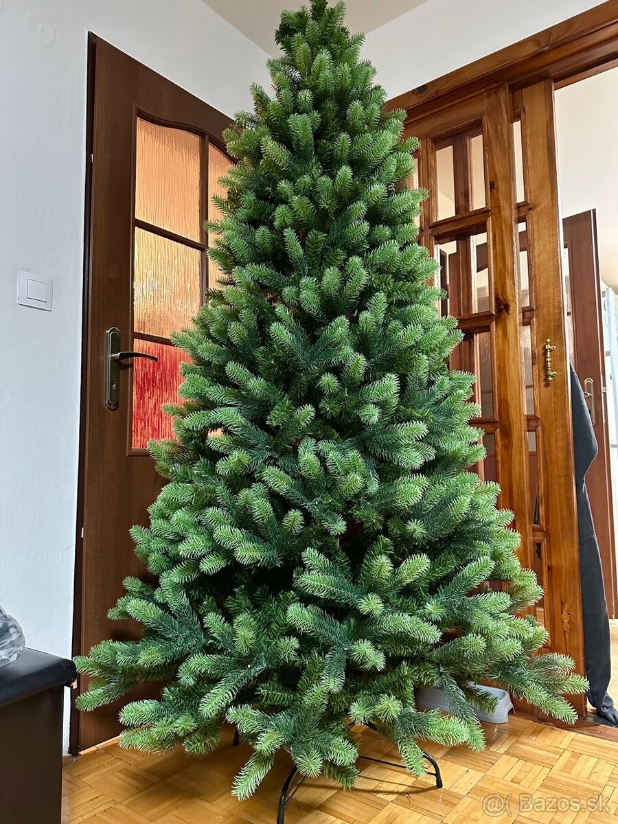 Krasny obrovsky 3D vianocny stromcek borovica 240cm - novy