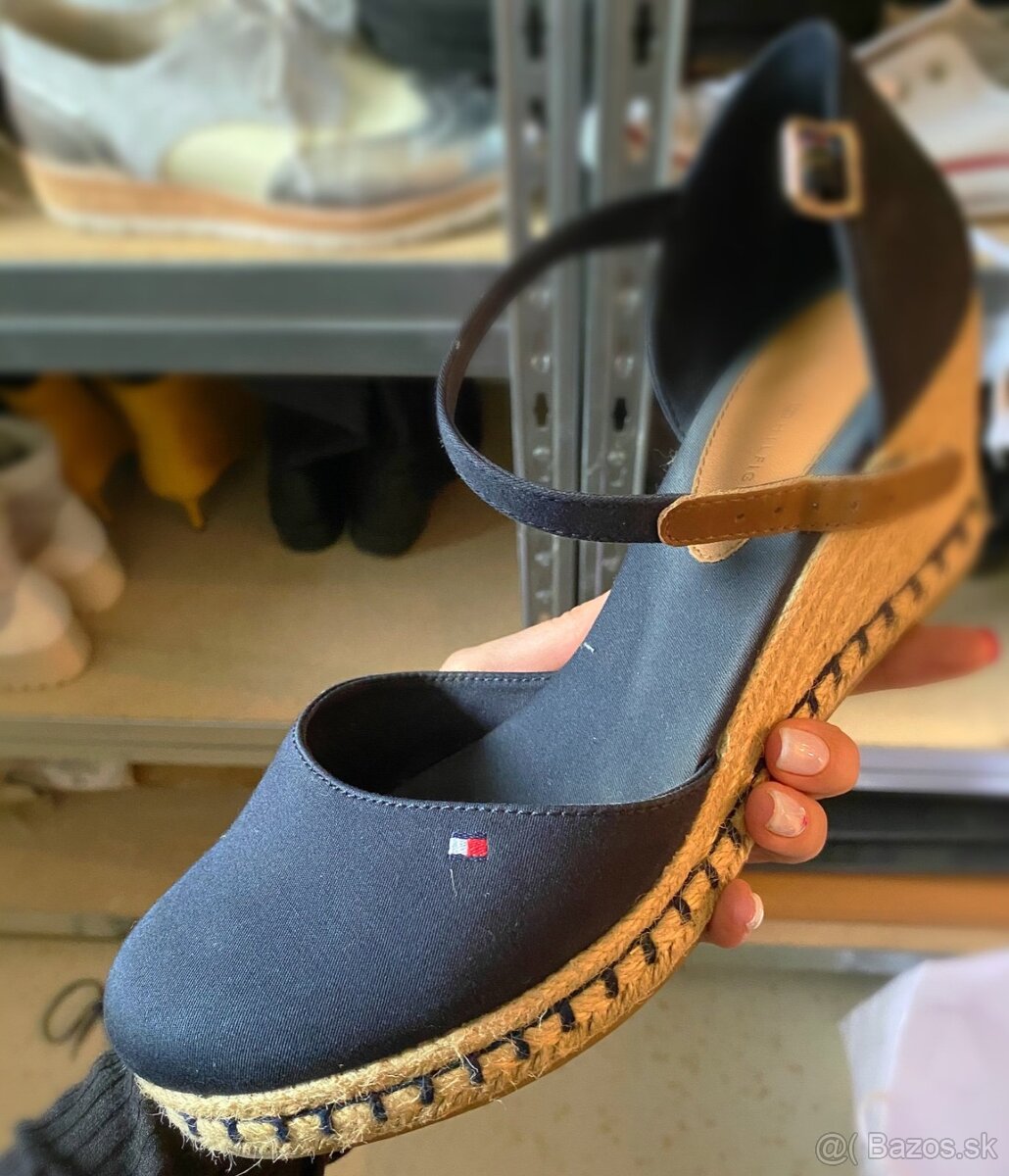 Tommy Hilfiger topánky 39