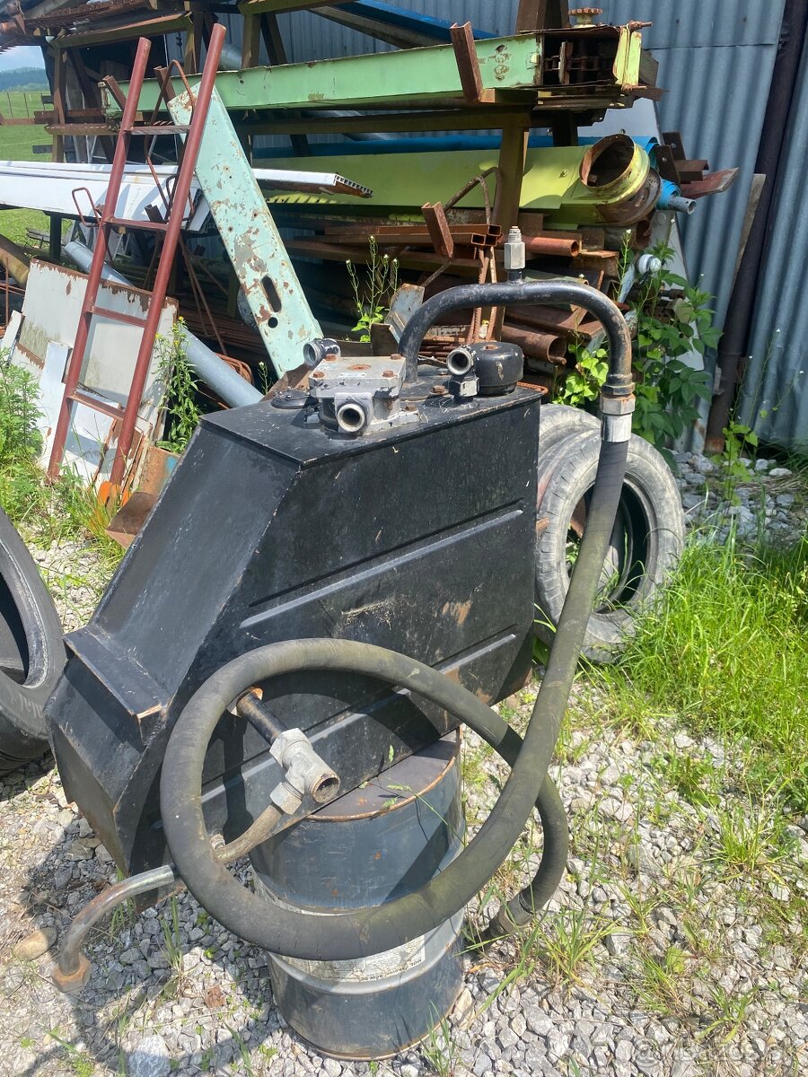 Nadrz na vyklapač ,hydrauliku