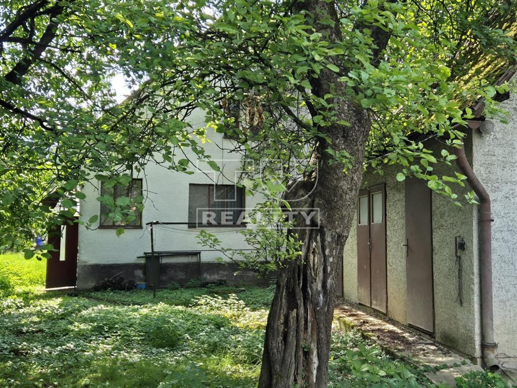 Pozemok 1700 m2 s rodinným domom v centre obce Udiča