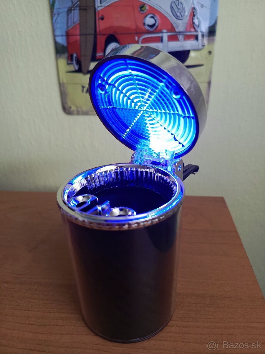 Popolník do auta