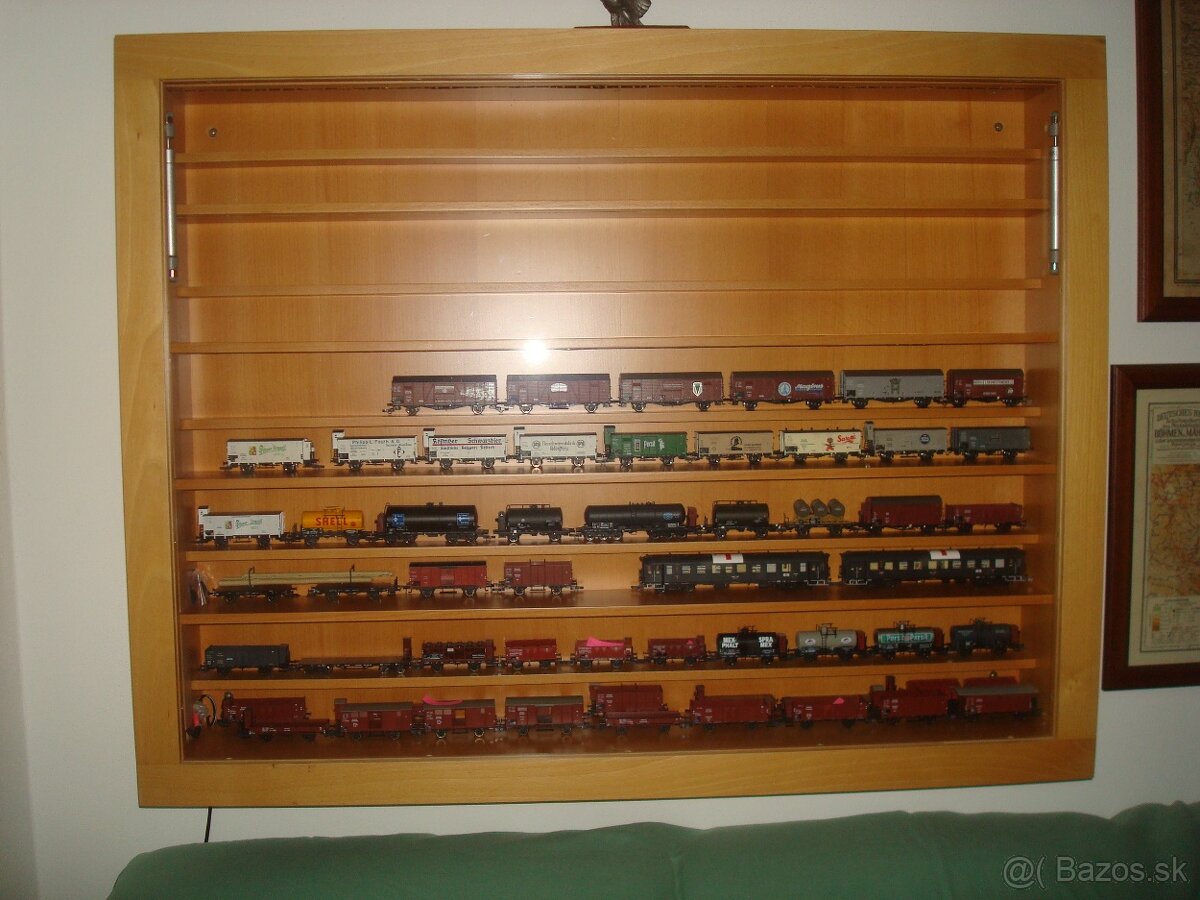 Prachotesna vitrina na modely alebo artefakty