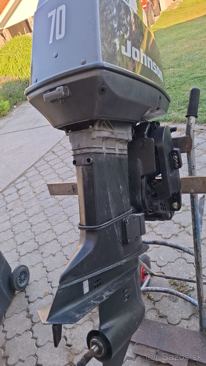 Lodný motor Johnson 70 na súčiatky.