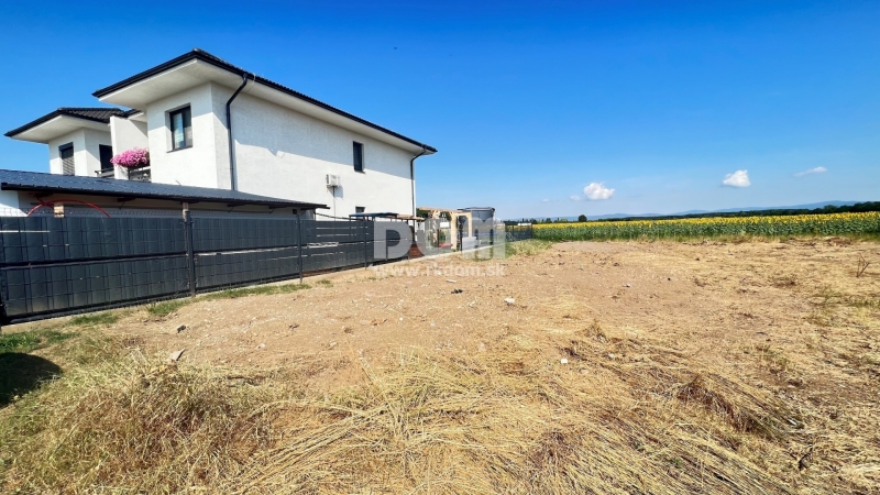 rkDOM | Nová cena V centre obce, široký, slnečný poze