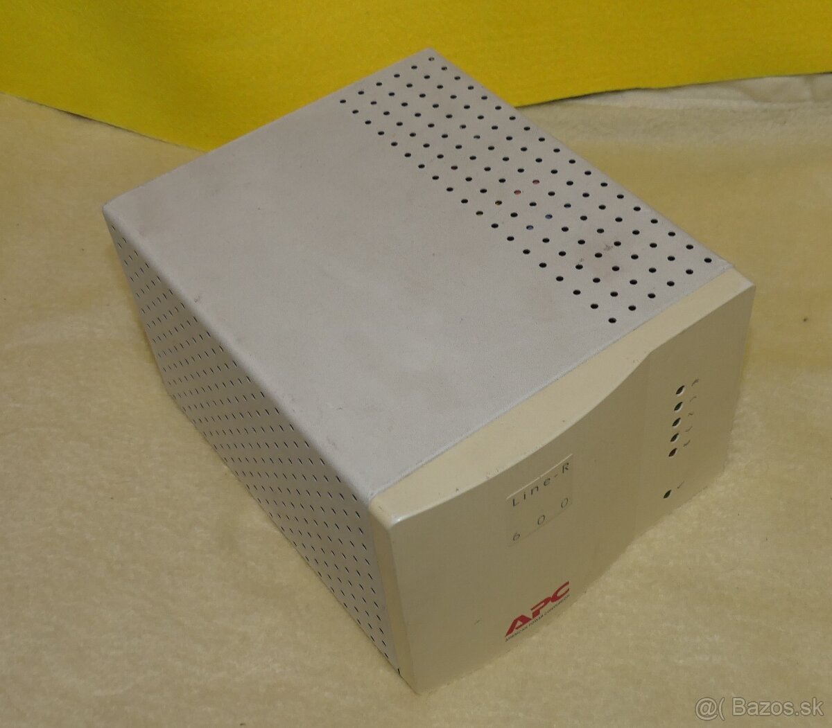 APC Line-R 600VA – transformátorový stabilizátor napätia