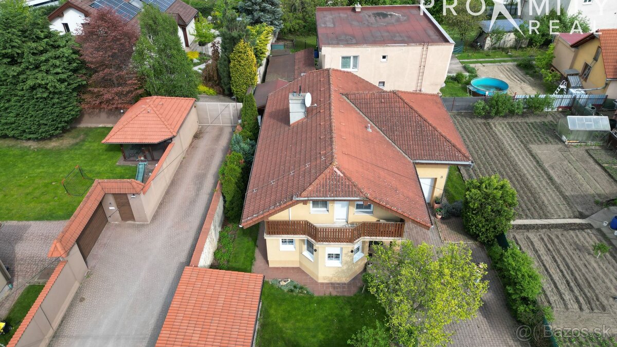 Priestranný rodinný dom s balkónmi a garážou v Barci