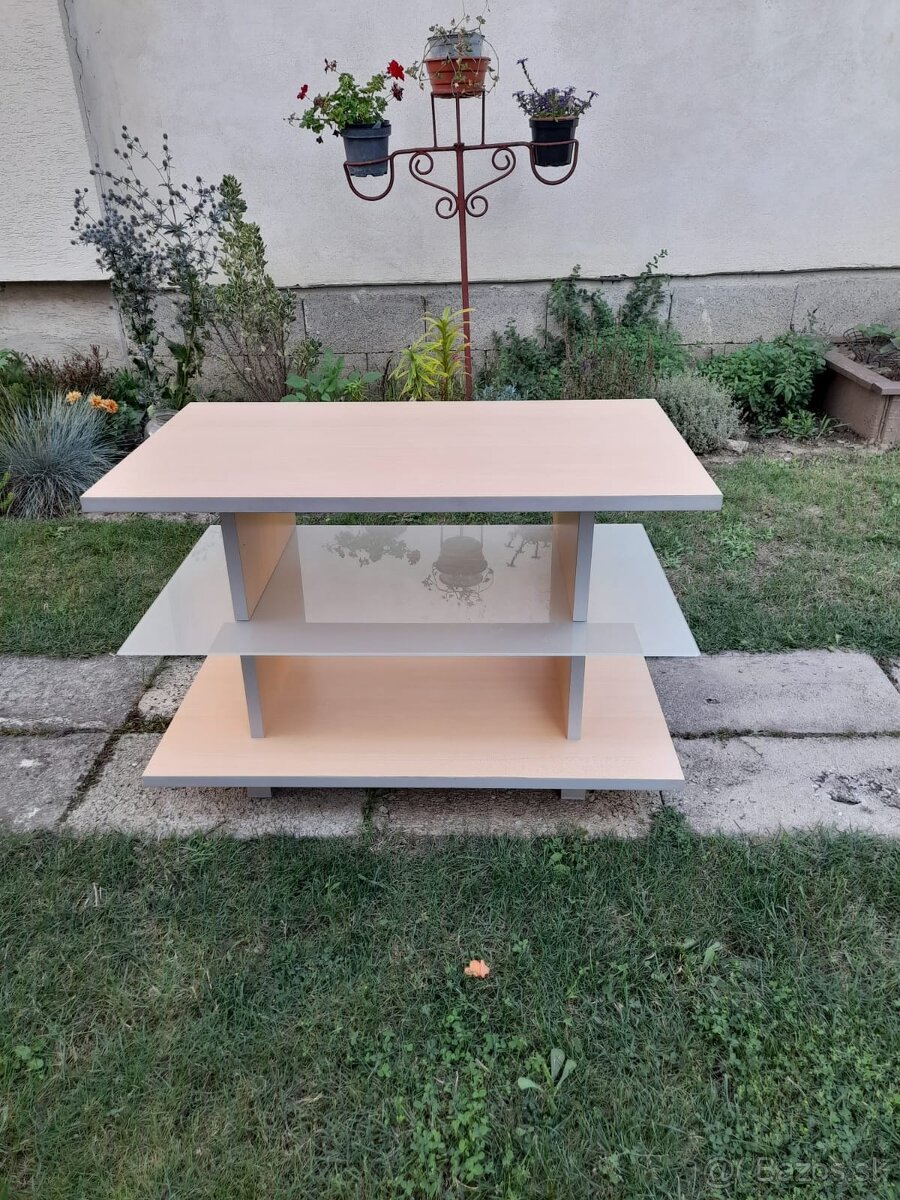 Stolík pod TV