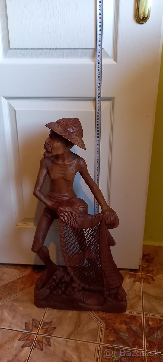 Drevená socha loviaci rybár