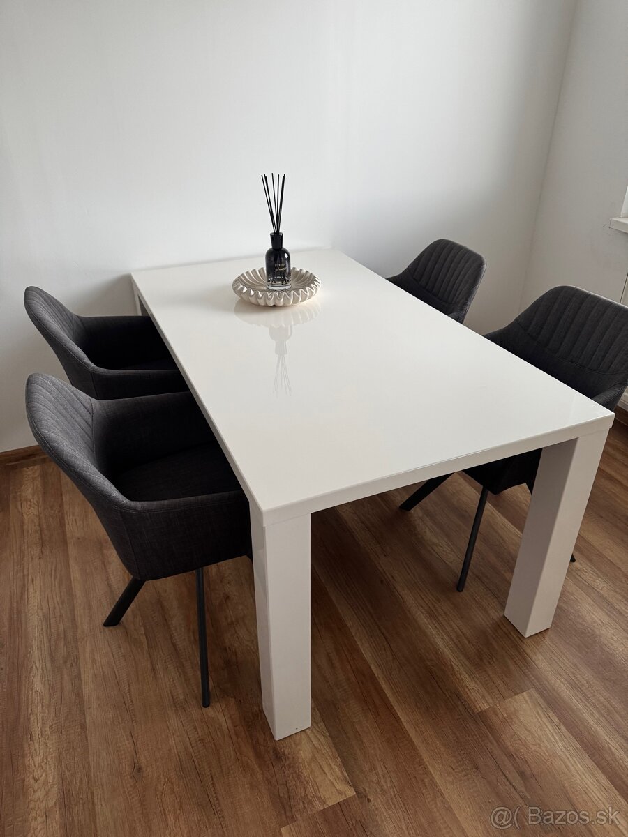 Biely jedálenský stôl a stoličky otočné