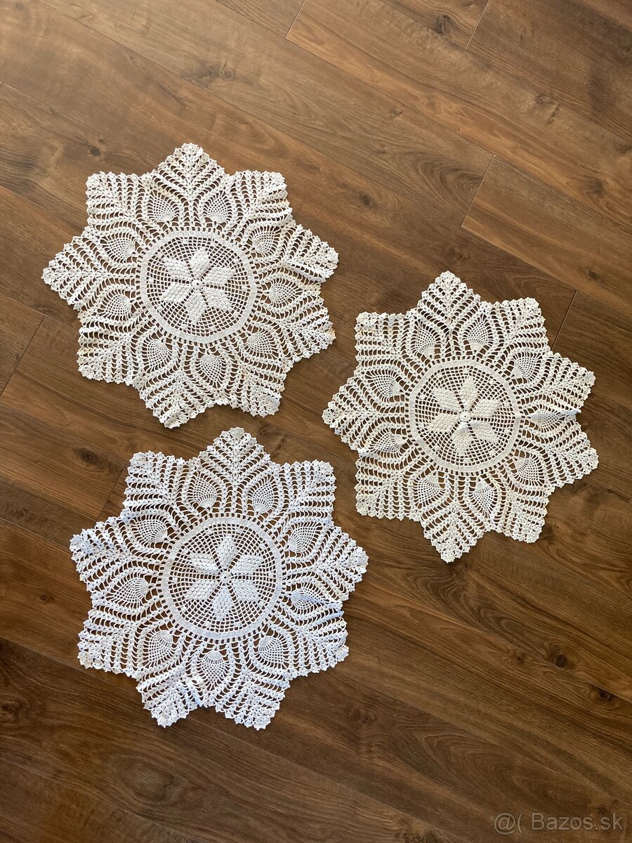 Set troch háčkovaných obrusov