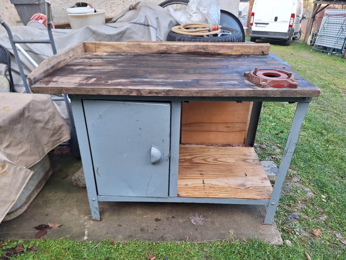 Predám pracovný stôl