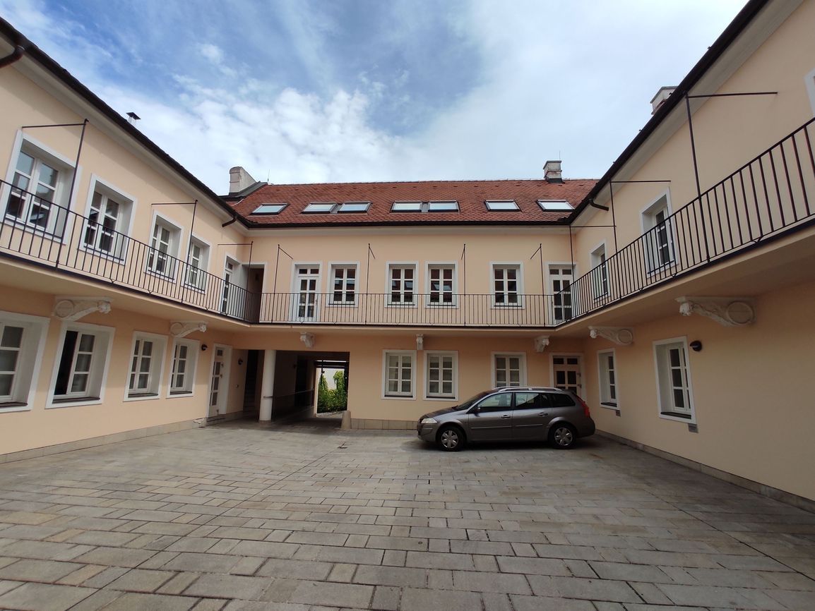 2-kancelária 44,4m2 s možnosťou parkovania v historickej bud