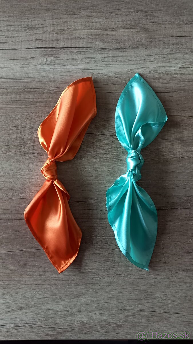 Saténové obrúsky.