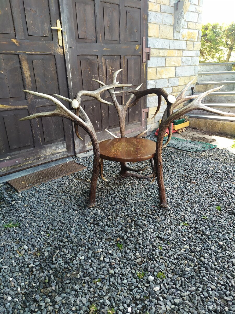 Kreslo z ťažkých parohov.