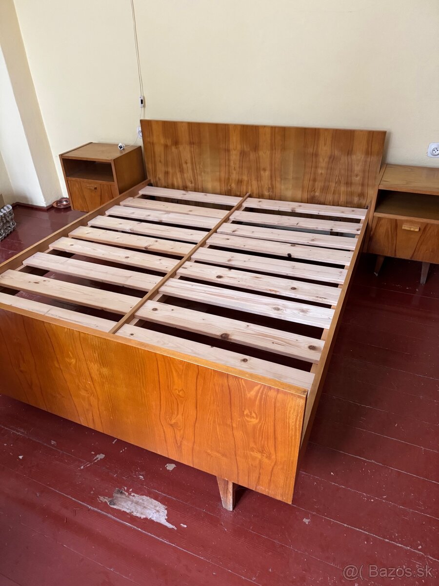 Drevená spálňová zostava