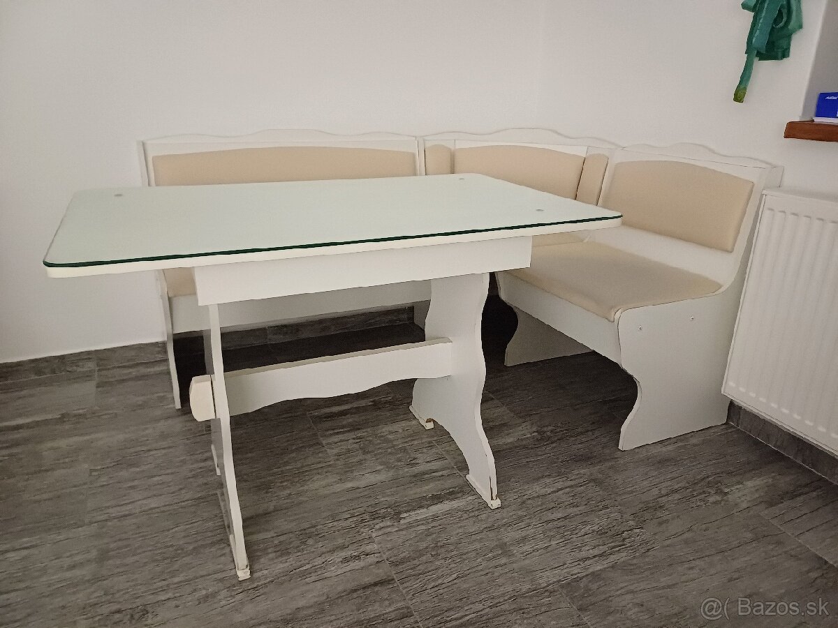 stôl a stoličky