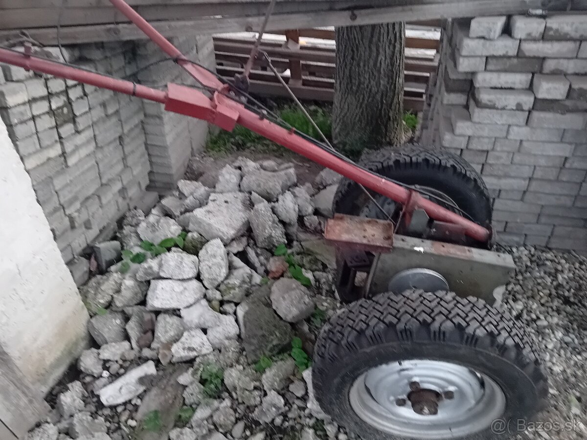 Dbojkolesovy traktor na dokoncenie