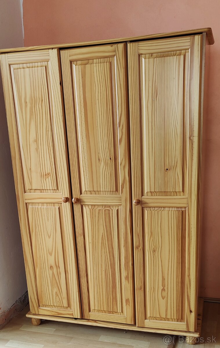 Drevená skriňa