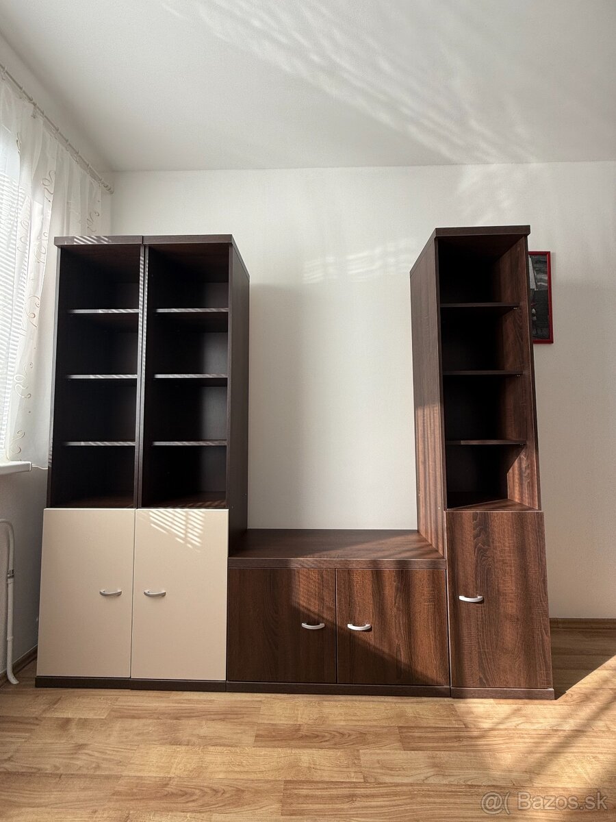 Skrine do izby aj s písacím stolom s ergonomickou stoličkou