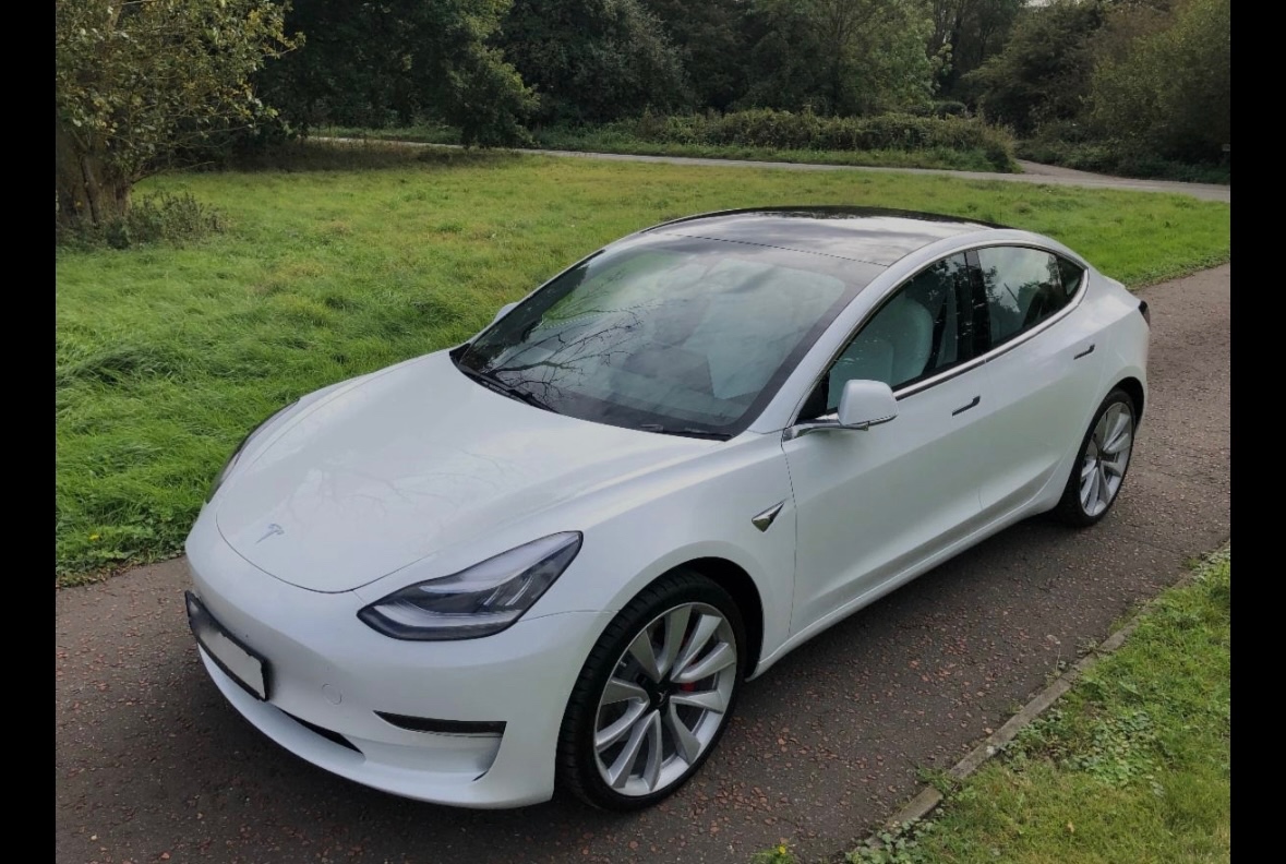 PRENÁJOM VOZIDLA TESLA model 3 Long Range na PRENÁJOM