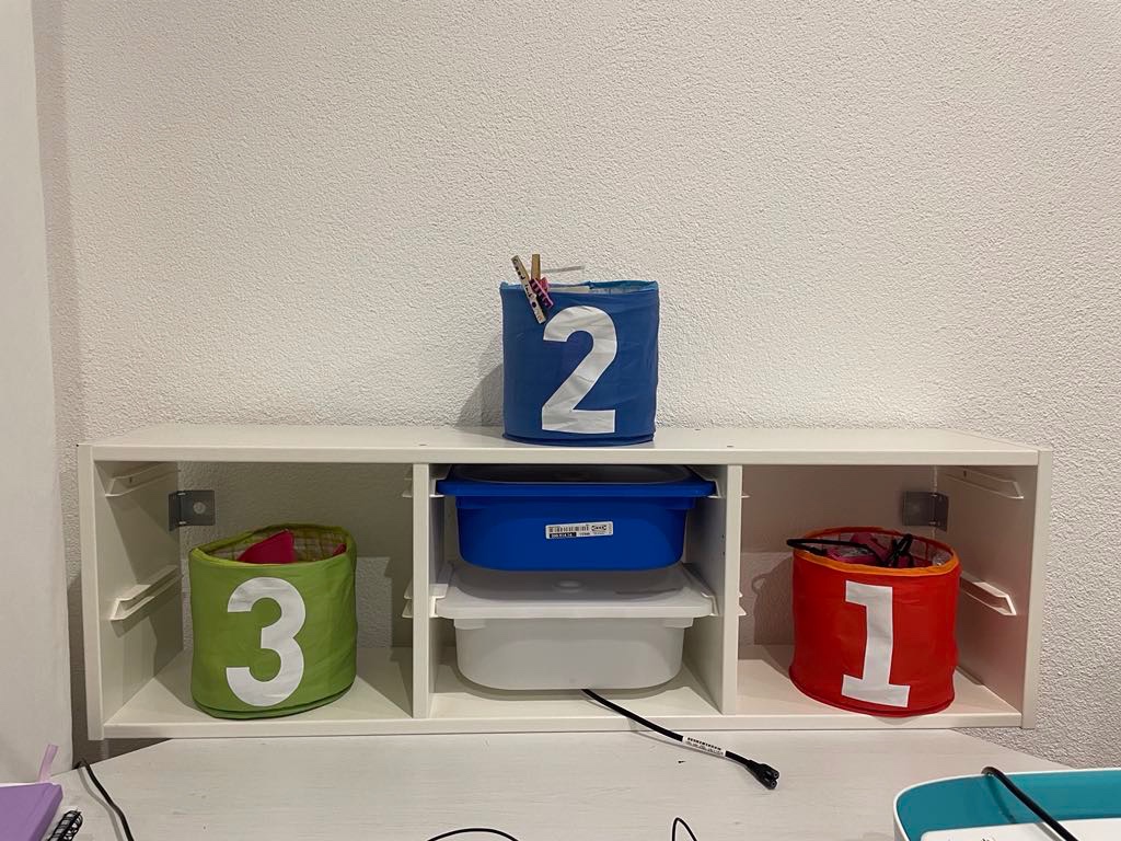 Nástenná polica s príslušenstvom