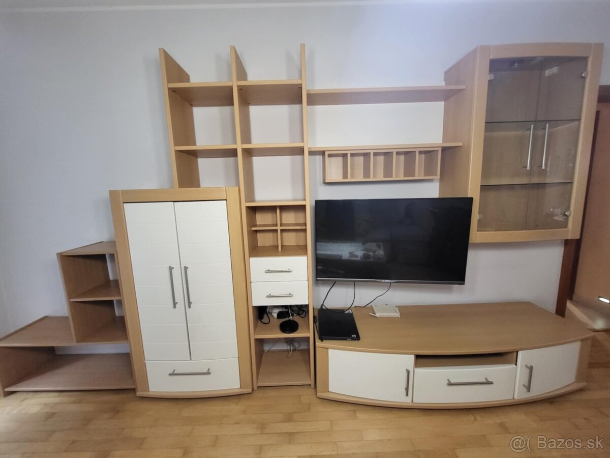 obývačková stena s knižnicou