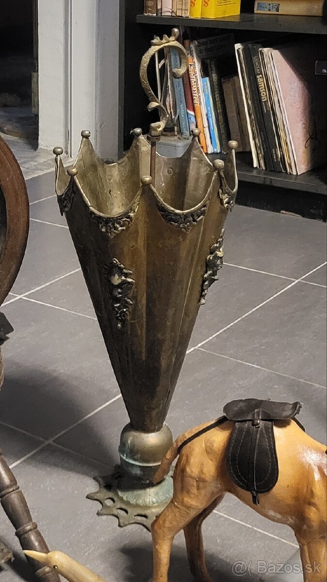 Stojan na dáždniky z medeného plechu s faunovým vzorom