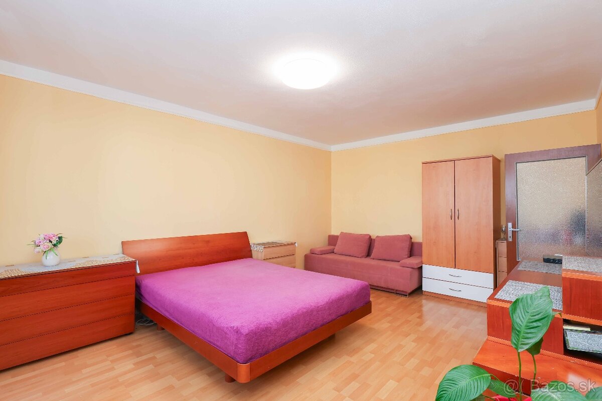 Priestranný 1-izb.byt+loggiou Vrakuňa,42 m², výborná poloha