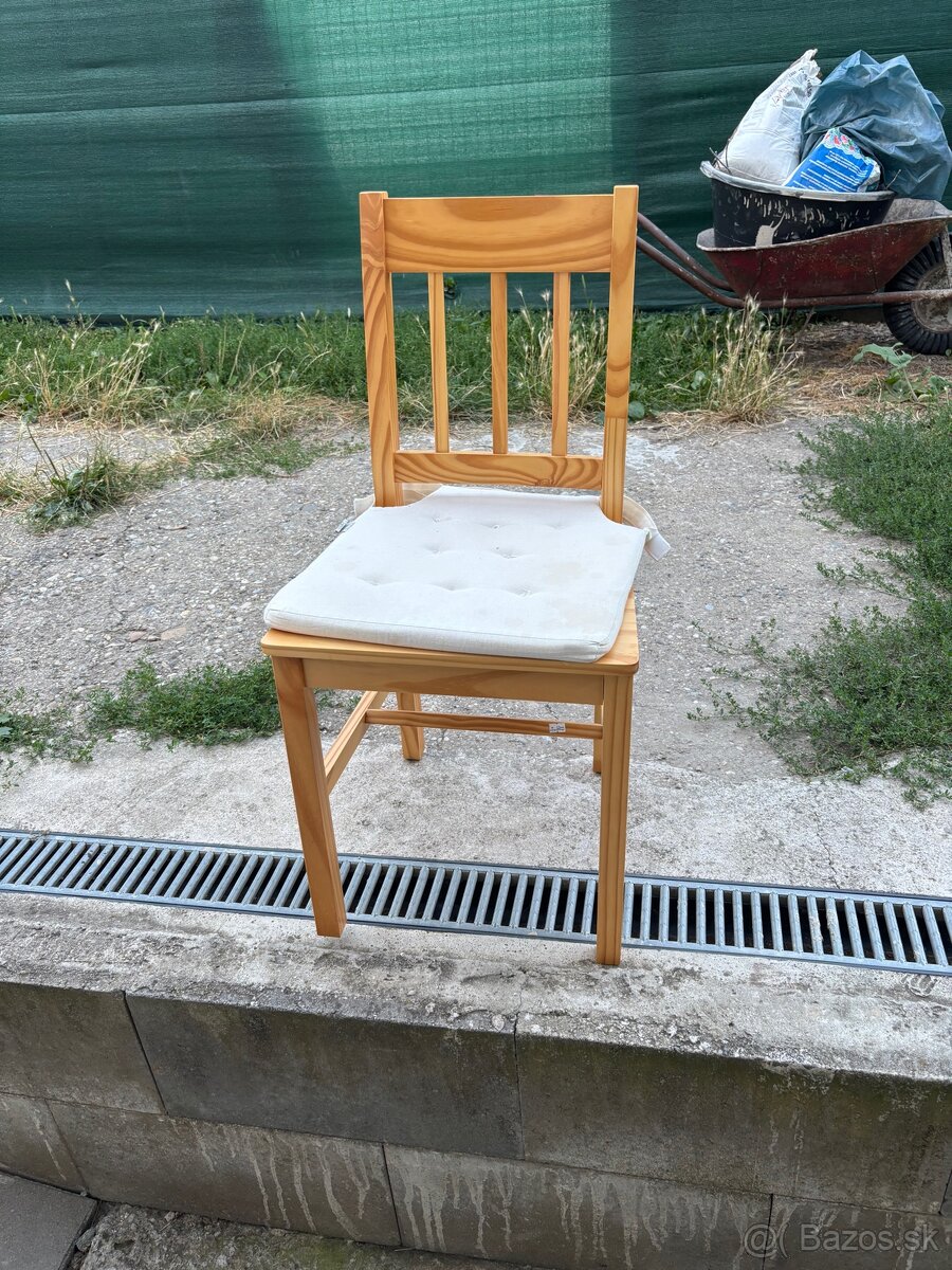 Sada drevenych stoliciek