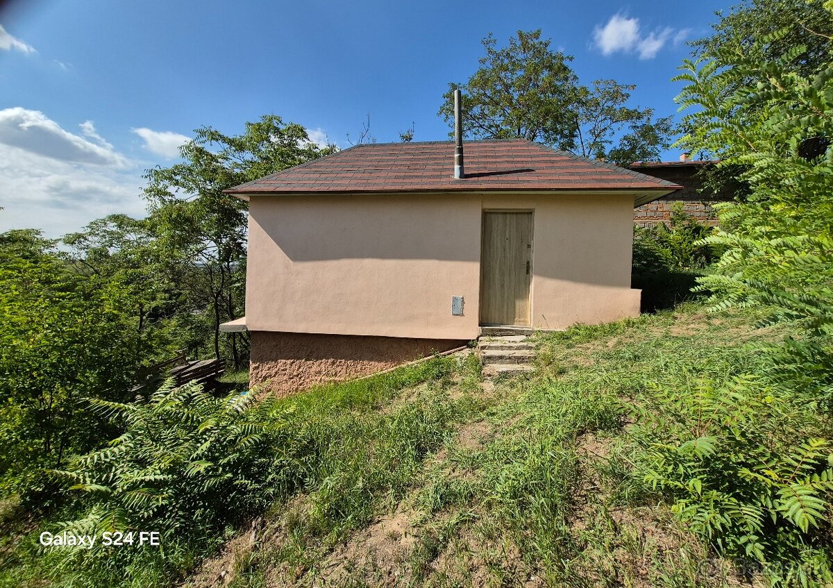 Chatka neďaleko Hrona v krásnej prírode