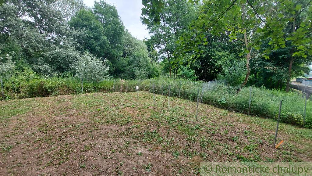 Pozemok 560 m2 vhodný na záhradu pri lesíku na predaj Holí