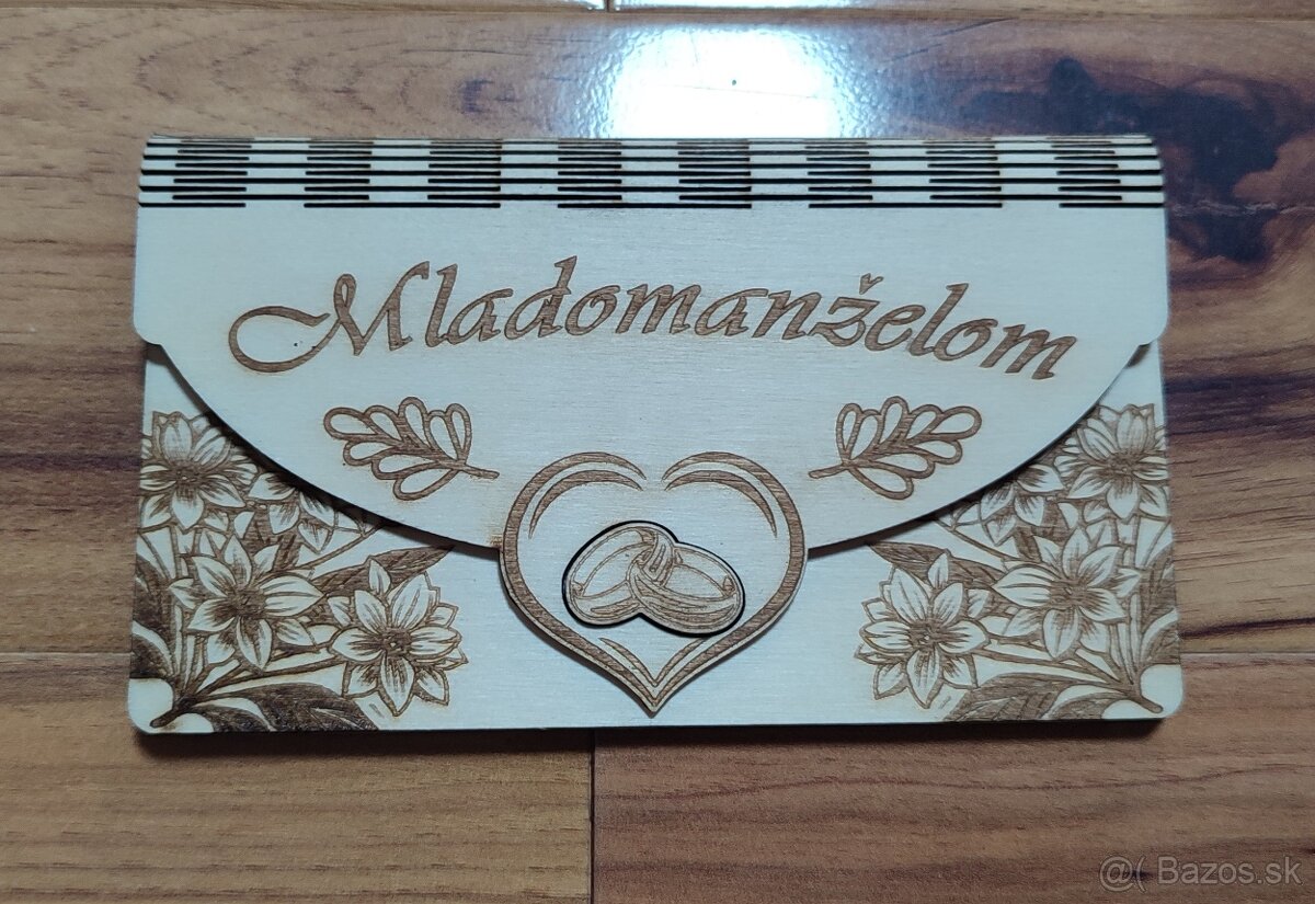 Drevená darčeková obálka Novomanželom