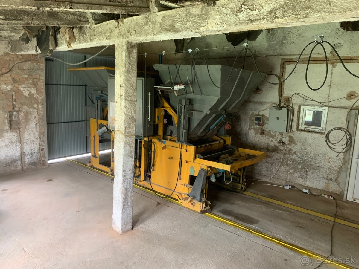 Stroj na výrobu zámkovej dlažby