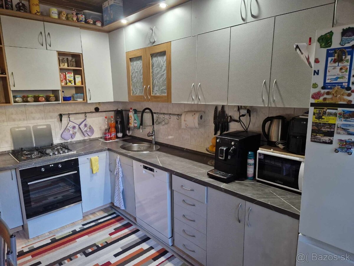 Na prenájom 4 izbový byt Handlová