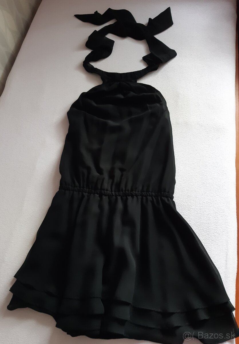 Čierne šaty.