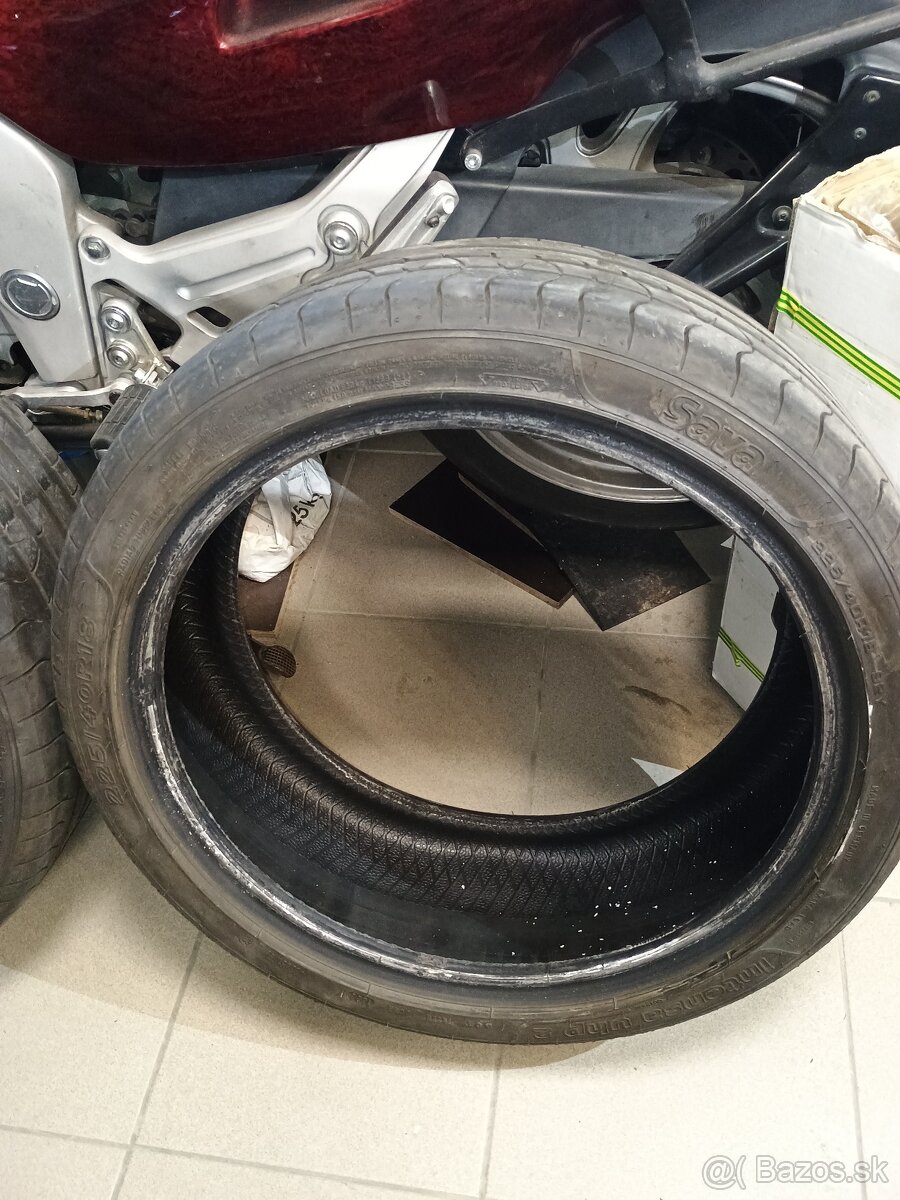 Predám skoro nové pneu 225/40r18