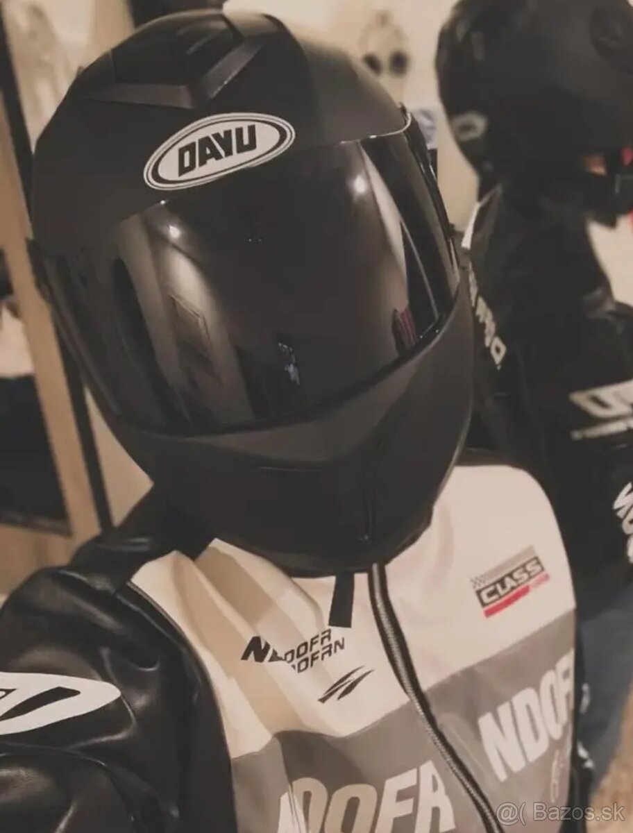 Prilba na cestnú motorku