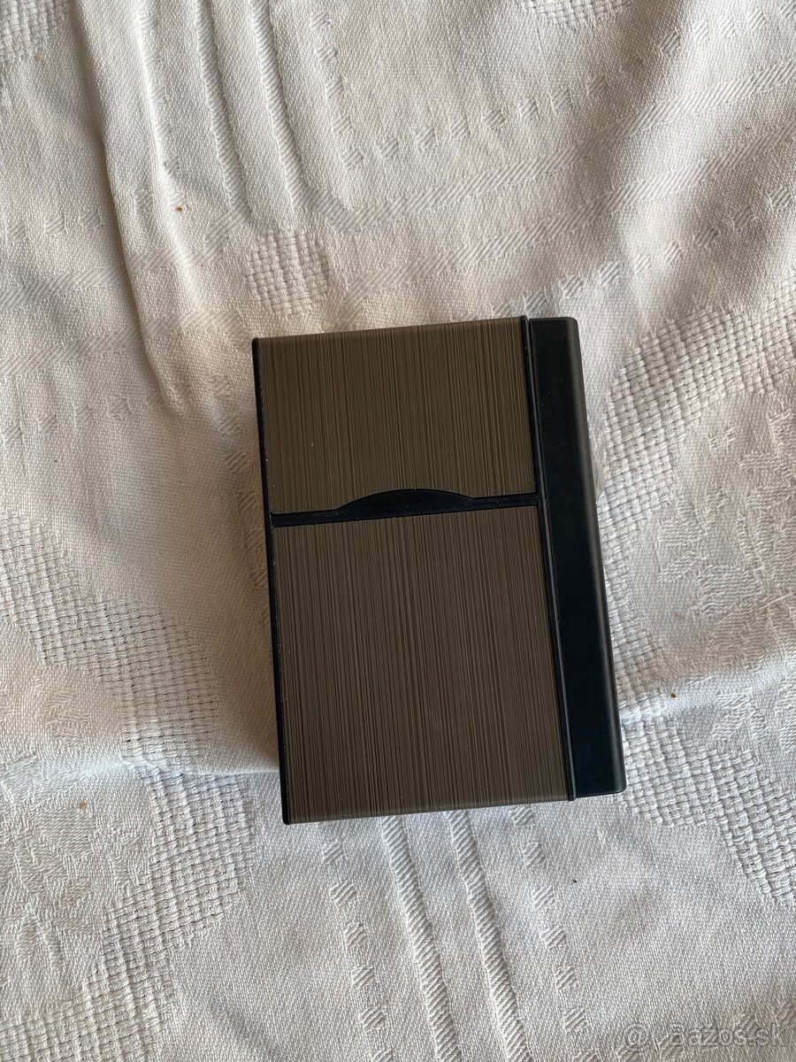 Puzdro na cigarety so zapalovačom